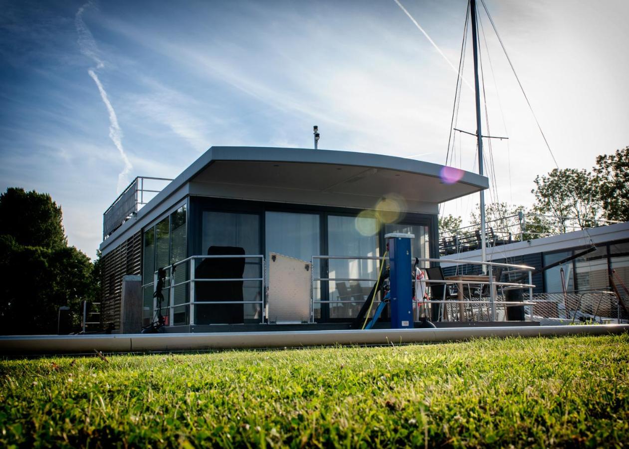 Welcome In - Houseboat 'Elysium' Met Eigen Aanlegsteiger Sneek - Offingawier Eksteriør billede